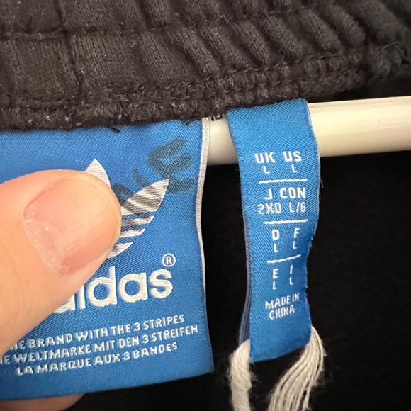 Mens Adidas sweatpants size Large. - Picture 3 of 3